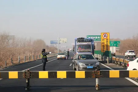 滁淮高速24小时拖车电话道路救援-附近轮胎救急-武汉江夏汽车没油救援
